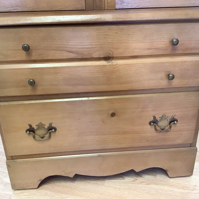 1950s Americana Farmhouse Pine Three-Drawer Nightstands - A Pair. For Sale - Image 10 of 12