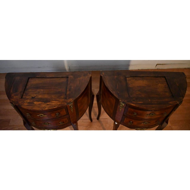 1890s Pair French Louis XV Walnut Satinwood Inlay & Marble Top Nightstands For Sale - Image 17 of 18