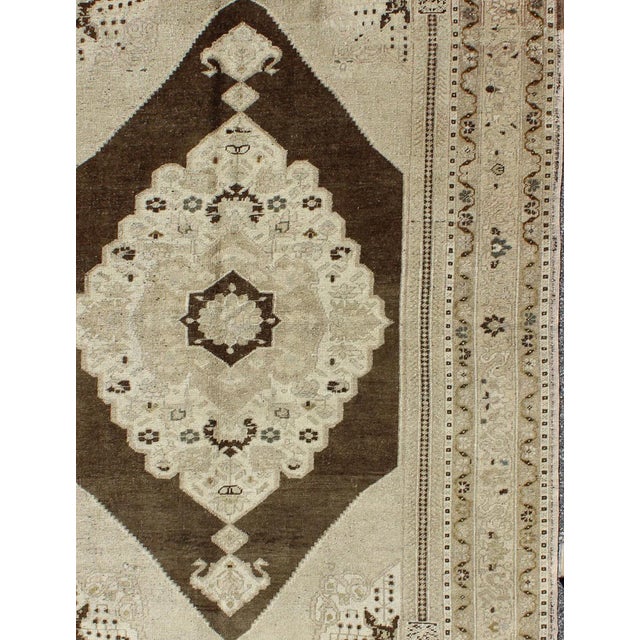 Vintage Turkish Oushak Rug in Taupe and Mocha Brown With Cream Medallion 4′9″ × 7′8″ For Sale - Image 4 of 7