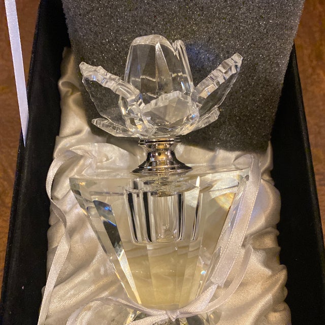 Exceptional, investment-grade vintage vanity set from Shannon Crystal’s prestigious "Designs of Ireland" collection. This...