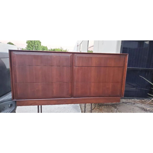 1960s Vintage Dillingham Walnut 6 Drawer Dresser Attributed to Milo Baughman For Sale In Los Angeles - Image 6 of 13