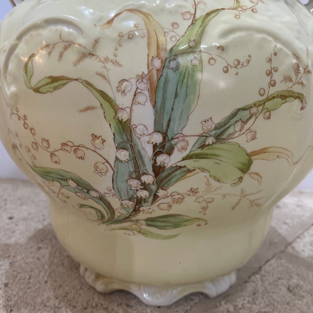 Figurative Early 20th Century Lily Jar or Vase Porcelain From England For Sale - Image 3 of 10