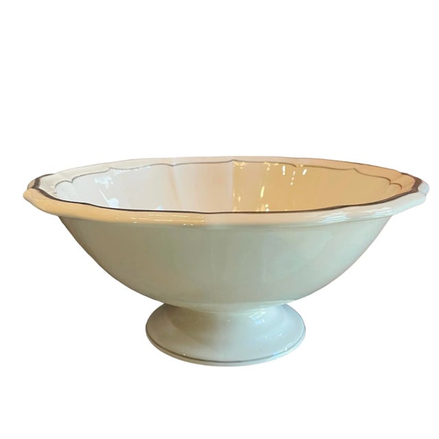 The Gien Filets collection evokes an everyday elegance with delicate brush strokes hand-drawn on scalloped trim. This...