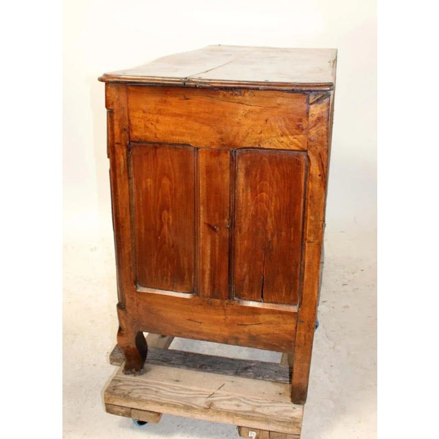 Mid-18th Century French Provincial Louis XV Walnut Commode For Sale In Boston - Image 6 of 9