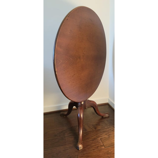 1770s English Georgian Tilt Top Round Pedestal Table For Sale - Image 4 of 16