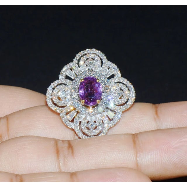 Contemporary GIA Certified Natural 5.3CTS VS F Diamond Purplish Pink Sapphire 18K Solid Gold Ring, size 7.5 For Sale - Image 3 of 5