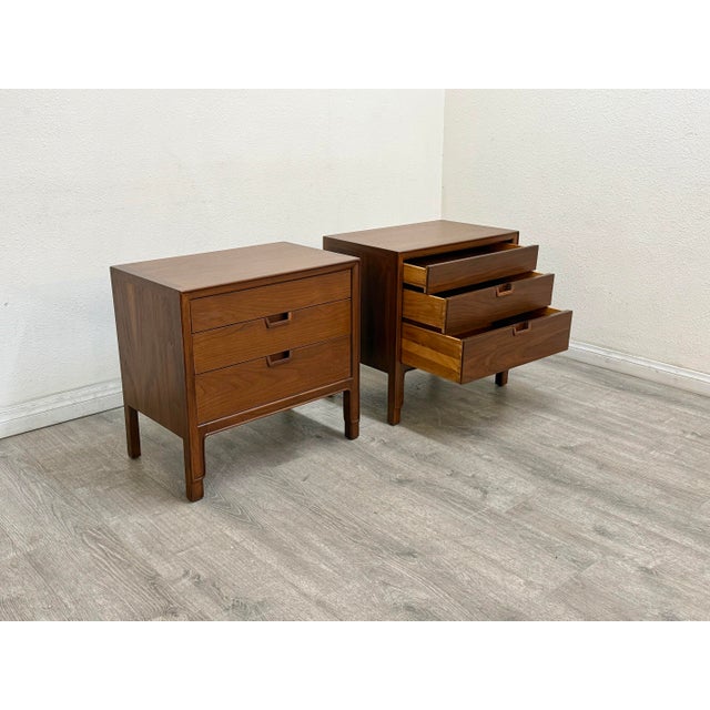 Wood Pair of Mid Century Modern Nightstands For Sale - Image 7 of 12