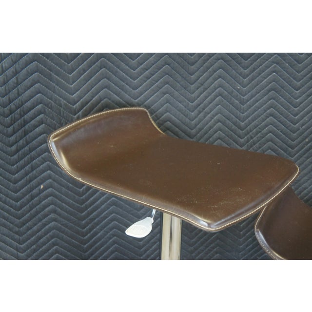Early 21st Century Frontgate Modern Contoured Brown Leather & Chrome Adjustable Piston Bar Stools - Set of 5 For Sale - Image 5 of 13