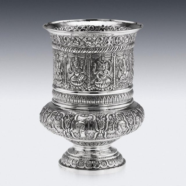 Antique 20th Century Indian Calcutta Silver Repoussé Vase from Dass & Dutt, 1900s For Sale - Image 3 of 18