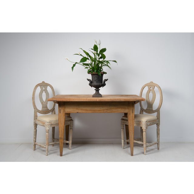 Swedish work or dining table in folk art from the early 19th century, around 1820. The table is a Swedish antique, genuine...