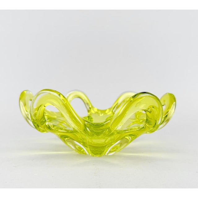 Small Czech Art Glass Bowl attributed to Josef Hospodka for Chribska Glassworks, 1960s For Sale - Image 4 of 6