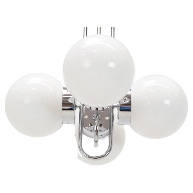 Made of glass, metal, chrome 4 x 60w, e27 or e26 bulb us wiring compatible. Fully functional. Good original condition....