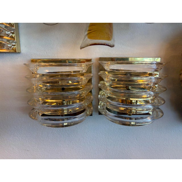 Transparent Vintage Pair Art Deco Wall Light Sconces Lucite Ribbon & Brass For Sale - Image 8 of 12