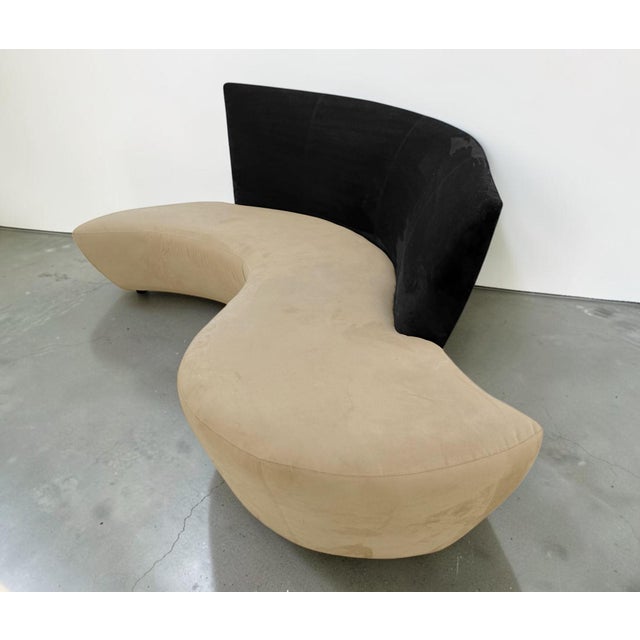 Vladimir Kagan Serpentine Curved Two-Tone Sofa For Sale In Miami - Image 6 of 17