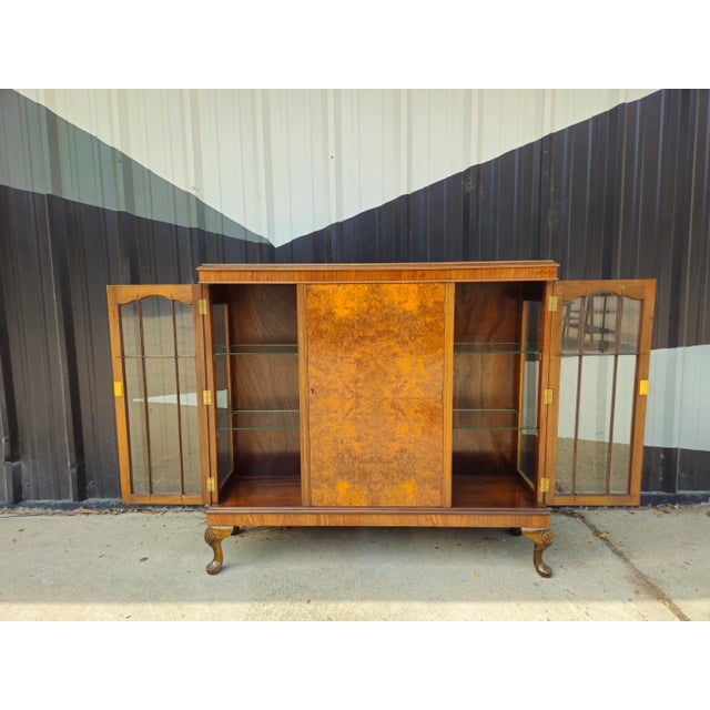 Vintage British Burlwood & Glass Display Cabinet — Queen Anne Revival, C. 1930s For Sale In Austin - Image 6 of 6