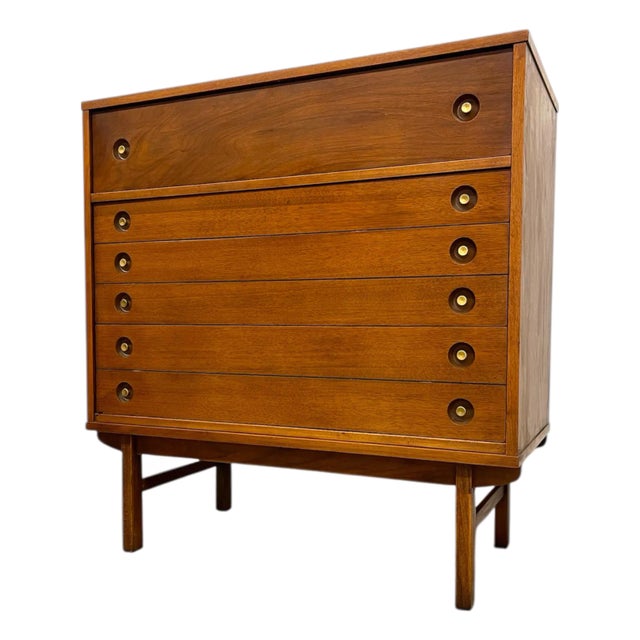 Vintage Mid-Century Modern 4-Drawer Dresser With Dovetailed Drawers For Sale