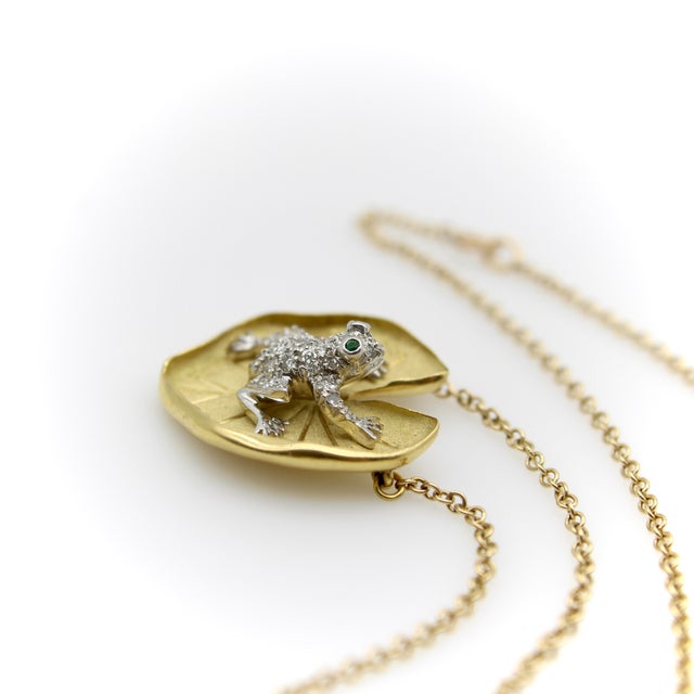 1980s 1980s McTeigue Diamond Emerald Platinum and 18k Gold Frog on Lily Pad Necklace For Sale - Image 5 of 11