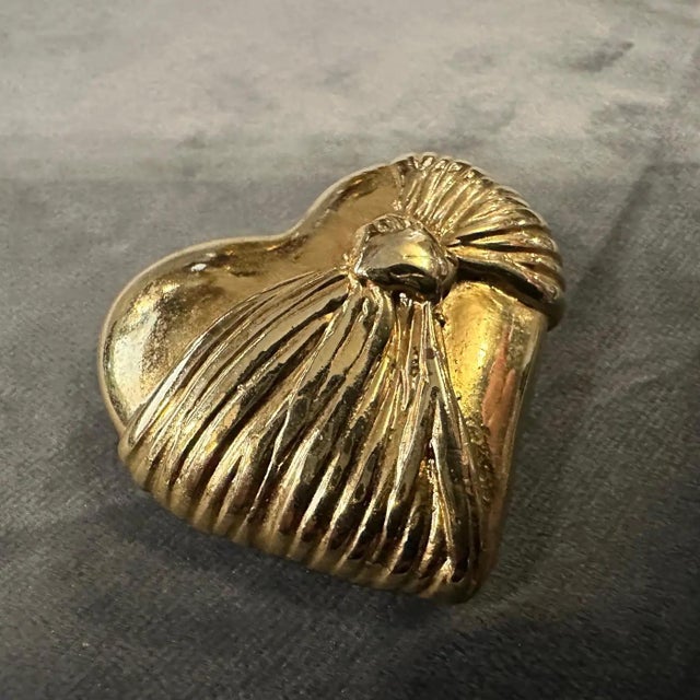 Gold 1990s Retro Brass French Heart Brooch by Loris Azzaro For Sale - Image 8 of 9