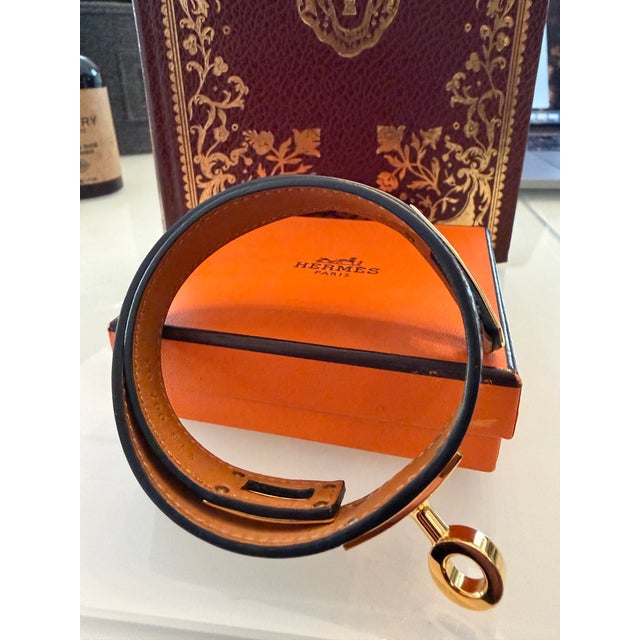Black Hermès Kelly Double Tour Bracelet in Black Leather With Gold-Plated Hardware For Sale - Image 8 of 12