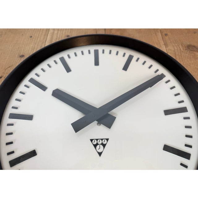 Industrial Bakelite Factory Wall Clock from Pragotron, 1960s For Sale - Image 10 of 17
