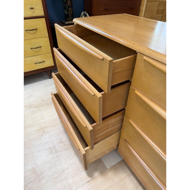 Heywood Wakefield ‘Encore’ Double Dresser Model M524 For Sale - Image 13 of 16