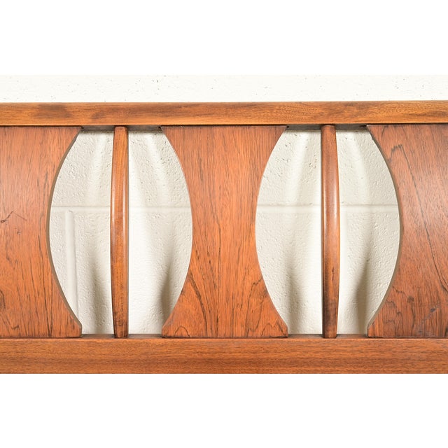 Kent Coffey Perspecta Mid-Century Modern Sculpted Walnut and Rosewood Queen Size Headboard, 1960s For Sale In South Bend - Image 6 of 11