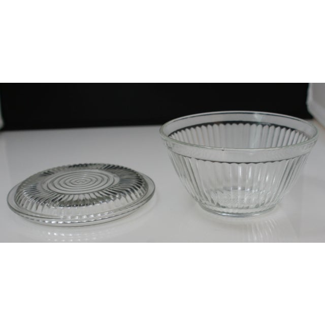 Anchor Hocking Early 20th Century Art Deco Round Clear Glass Ribbed Lidded Refrigerator Dish Bullseye Flat Top For Sale - Image 4 of 9