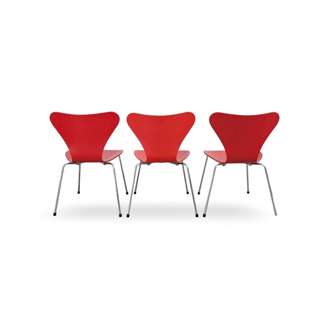 Series 7 Chairs by Arne Jacobsen for Fritz Hansen Red, Set of 3 For Sale - Image 5 of 13