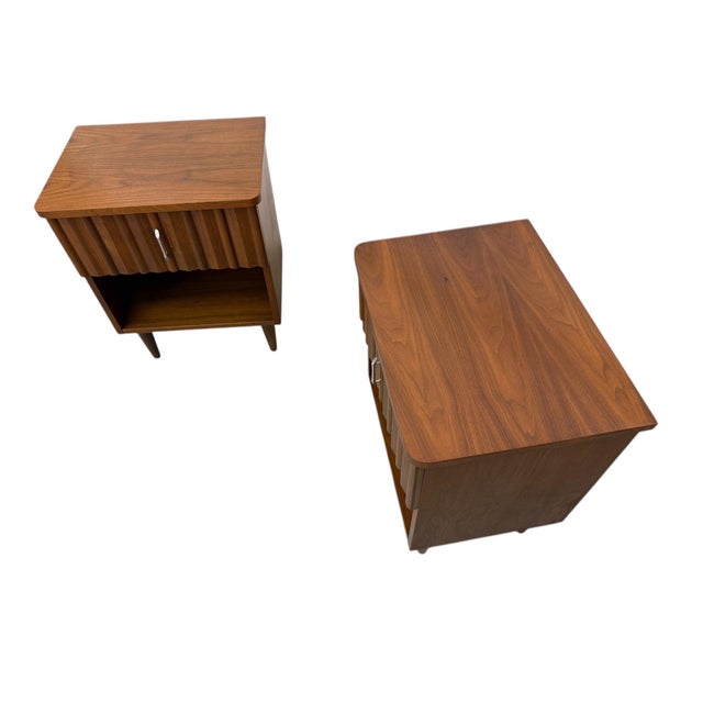 Mid-Century Modern Young Manufacturing Walnut Nightstands - Set of 2 For Sale In Philadelphia - Image 6 of 9