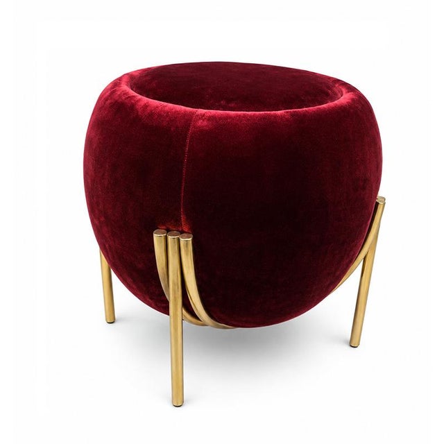 A pouf with a sculptural and contemporary design, characterized by soft, enveloping shapes. The ruby ​​red velvet...