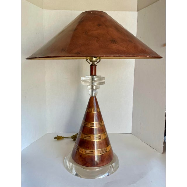 Pair of Vintage Leeazanne Postmodern Faux Burl & Lucite Table Lamps With Original Shades For Sale - Image 9 of 17