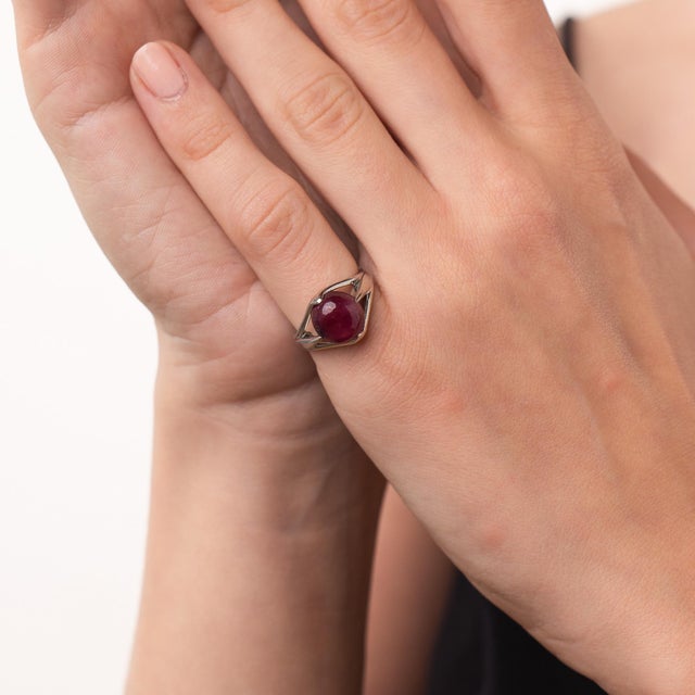1930s 1930s Art Deco 6.10 Carat Cabochon Ruby Platinum Ring, Size 5 For Sale - Image 5 of 6