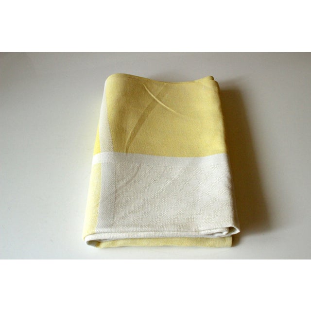 1960s Vintage - cotton and linen tablecloth, in light yellow with white weave pattern, in excellent vintage condition - of...