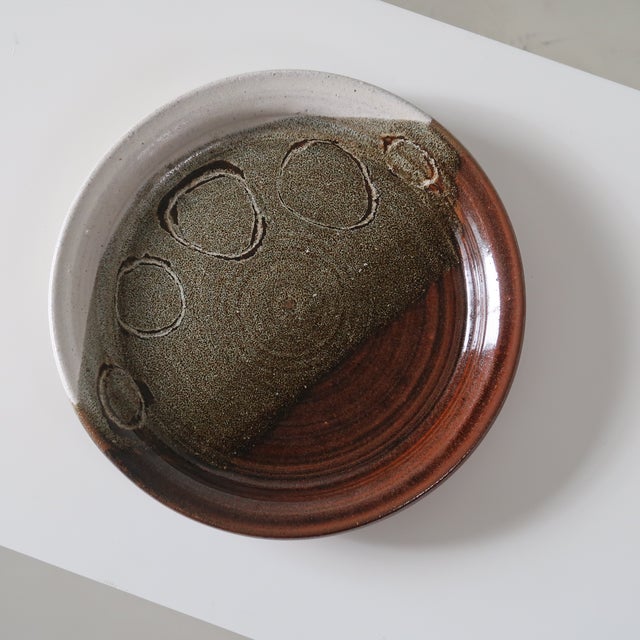 Ceramic Mid Century Modern 1977 Studio Pottery Plate in Two-Tone Glaze With Circular Impressions For Sale - Image 7 of 14