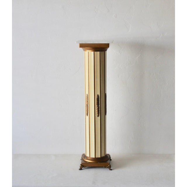 Neoclassical Vintage Italian Neoclassical Style Metal Marble Cream Gold Finish Column Pedestal For Sale - Image 3 of 12