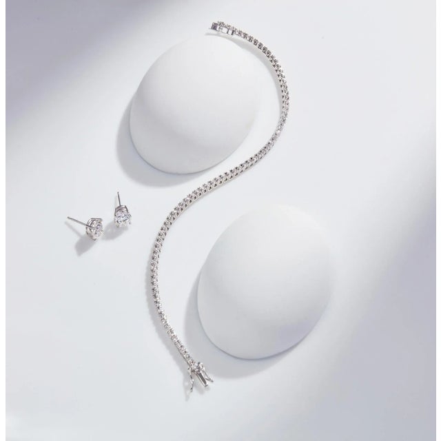 Contemporary The Claire 2.00ct Tennis Bracelet in 14k White Gold Lab Grown Diamonds by Lumeniri For Sale - Image 3 of 3