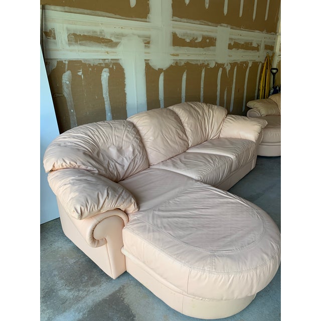 1990s Peach Leather Sofa With Attached Chaise Lounge For Sale In New York - Image 6 of 7