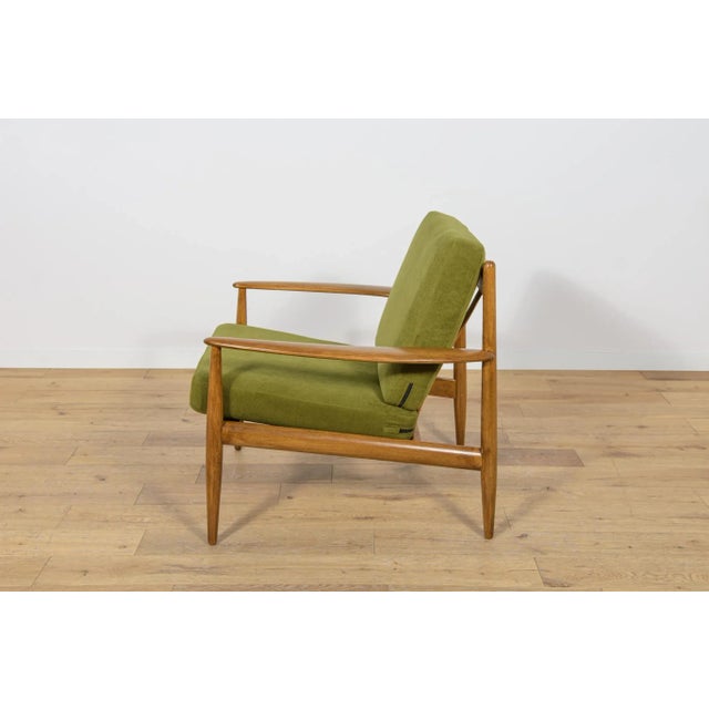 This model 118 armchair was designed by Grete Jalk for France and Søn in Denmark in the 1960s. The structure of the...