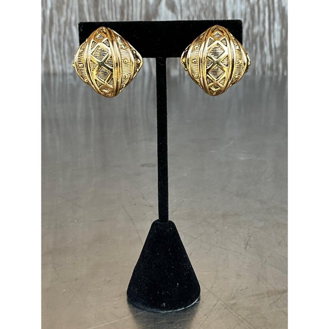 Vintage Ciner Gold Tone Clip on Earrings For Sale - Image 11 of 12