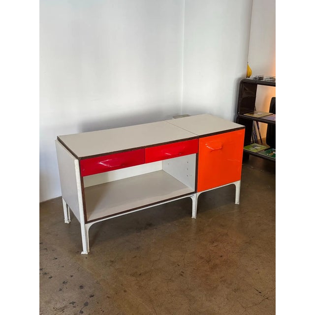 Raymond Loewy DF 2000 sliding desk top with drawers for Doubinsky Freres, 1960s. In good vintage condition with light wear...