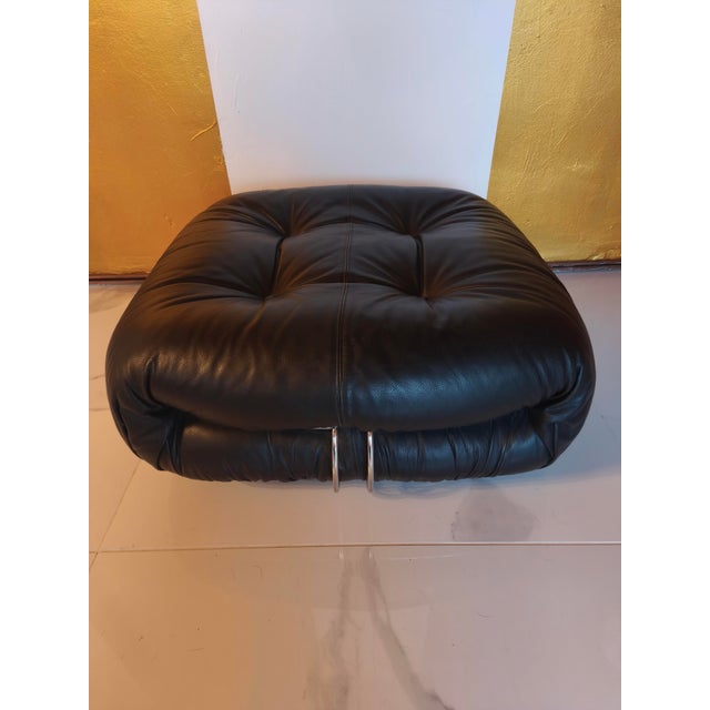 Cassina Soriana Ottoman Black leather Design: Afra & Tobia Scarpa Early version On casters and movable Matches the sofa...