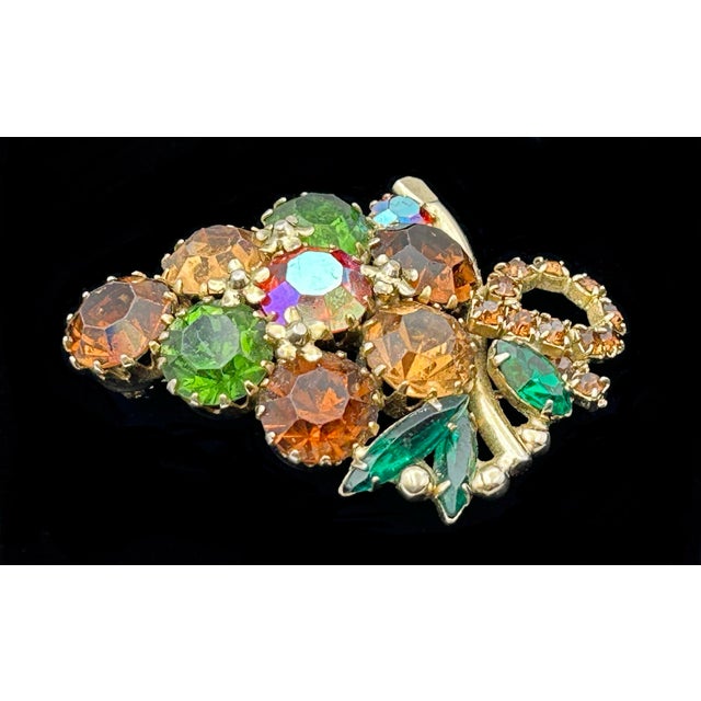 1950s Weiss Fall Thanksgiving Holiday Prong Set Rhinestone Gold Toned Grapes Brooch For Sale - Image 5 of 7
