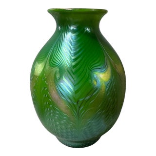 Vintage Orient & Flume Iridescent Pulled Feather Decorated 6.75" Art Glass Vase For Sale