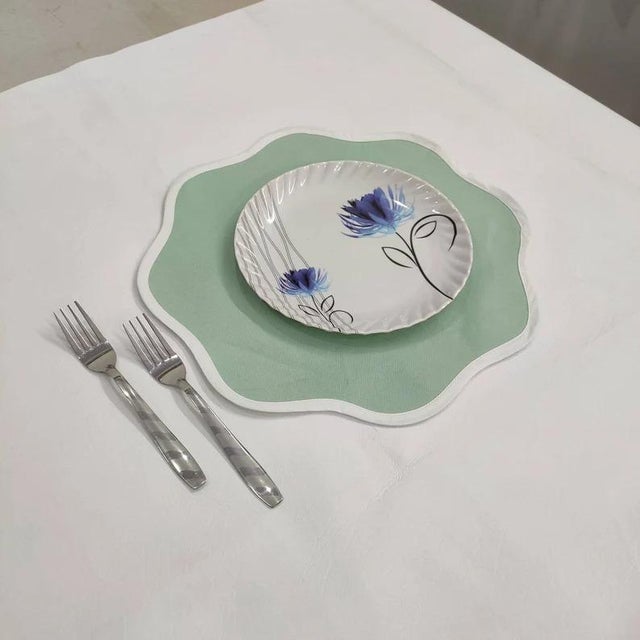 These round scalloped placemats have a complimentary color piped around the border - adding a fun twist to your tabletop!...