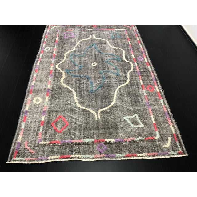 1960s Vintage Turkish Handmade Gray Area Rug For Sale - Image 4 of 11