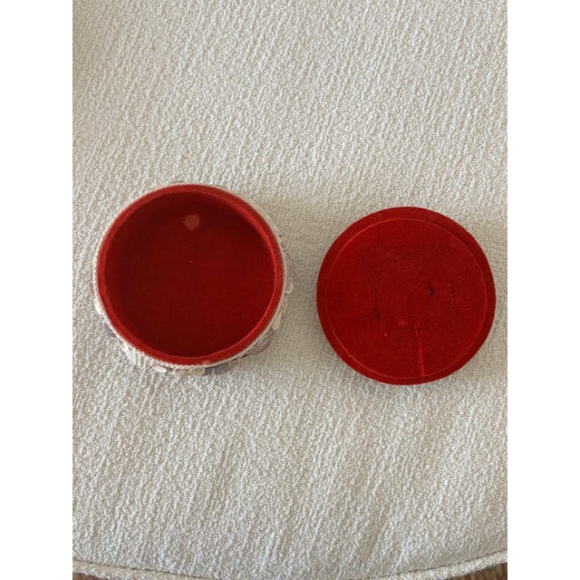 Vintage Palm Beach / Coastal Style Round Shell Encrusted Lidded Box For Sale In Little Rock - Image 6 of 12