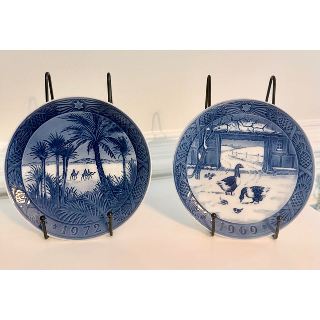 Royal Blue Pair of Vintage Royal Copenhagen Annual Christmas Plates, 1969 & 1972 Danish Blue & White Porcelain Wall Plates For Sale - Image 8 of 11