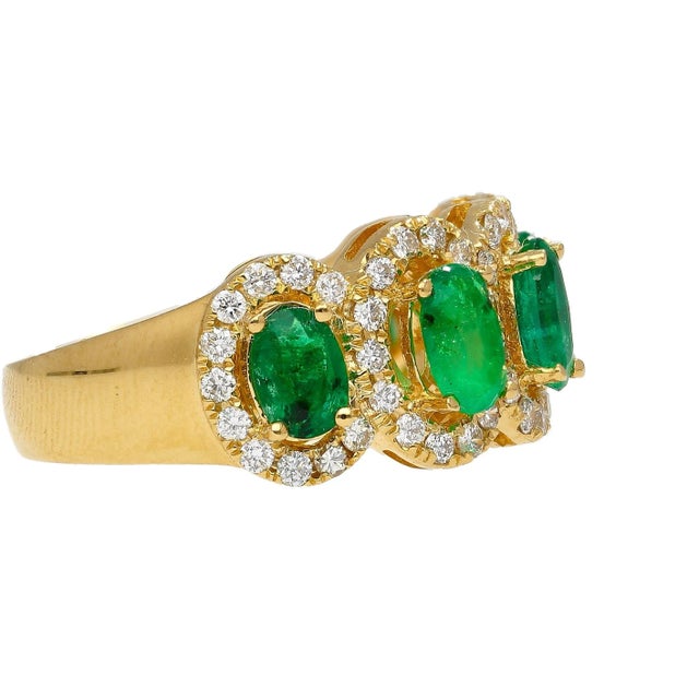 2.11 Carat Oval Cut Emerald and Diamond Wedding Band in 18K Gold For Sale In Miami - Image 6 of 10