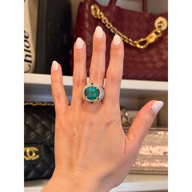Metal 9 Ct Cushion Colombian Emerald & Diamond 2.5 Ct Ring Platinum Ring, Estate For Sale - Image 7 of 8