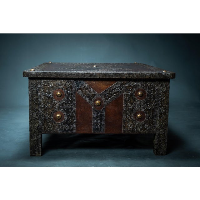 Table entirely handcrafted by Touareg artisans. It elegantly combines solid wood and engraved metal ornaments. Its...